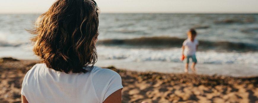 Sous le soleil brûlant de l’été : Ne laissez pas les effets de l’été marquer votre peau à jamais...